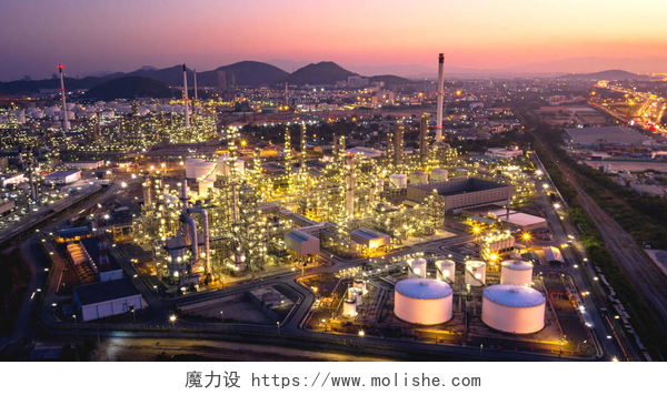 现代化都市夜景鸟瞰图Panorama aerial view oil refinery at twilight